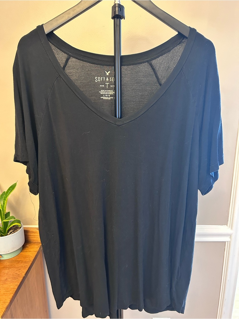 American Eagle Outfitters Black V-Neck Short Sleeve Tee
